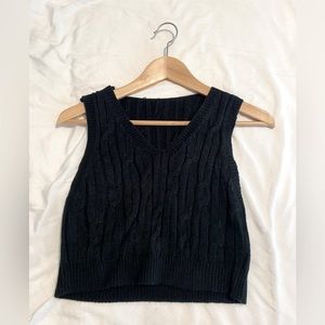 SHEIN KNIT SWEATER VEST CROPPED BLACK AND GREEN